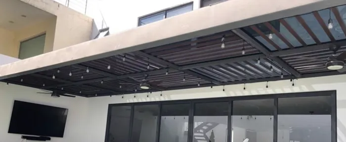 Patio techado con cristal, ejemplo de domos para patio