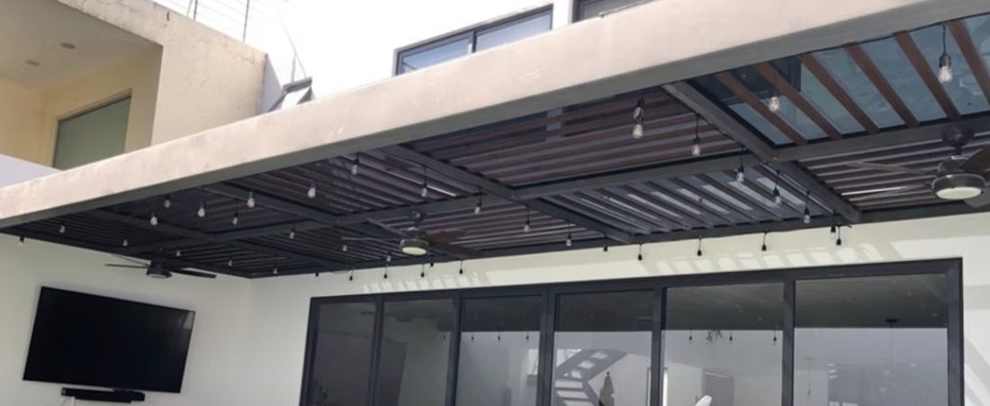 Terraza techada con domos de cristal y estructura oscura